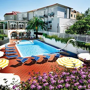 Hotel Riviera 3 Stelle Con Piscina Estiva Gratuita E Garage A Pagamento, Spotorno